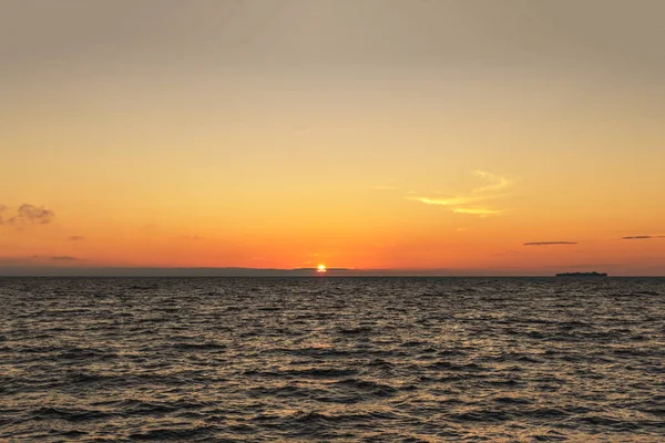 Gün batımında Finlandiya Körfezi 'nde. Romantik bir akşam. Yaz.