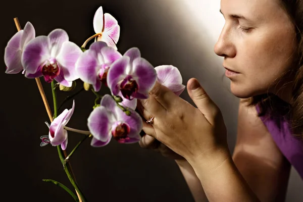 Porträtt Ung Kvinna Lila Klänning Med Blommande Orkidé — Stockfoto