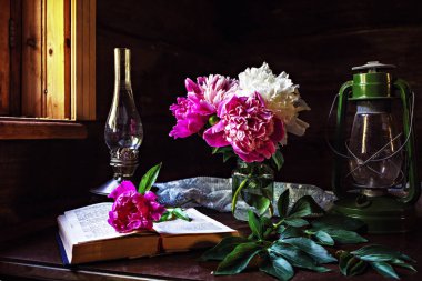 Masadaki eski eşyalarla dolu bir hayat ve eski evde bir buket şakayık..