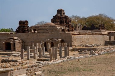 Hampi 'nin parlak bir gün ışığında manzarası mahvolur.