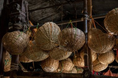 Kolkata çiçek pazarında dokuma sepetleri