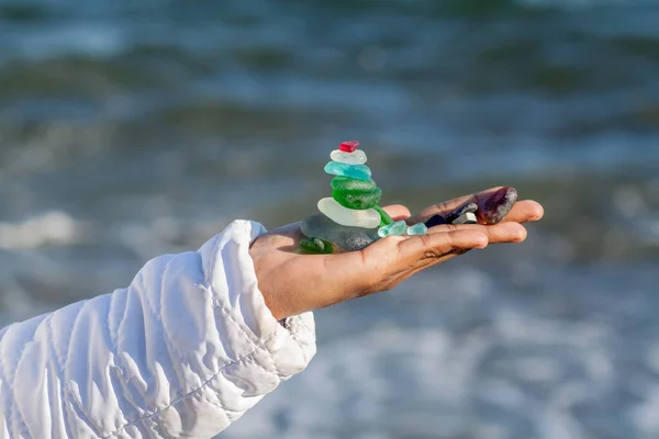 Een Piramide Van Kleurrijke Glazen Piesen Gevormd Door Zee Aan — Stockfoto