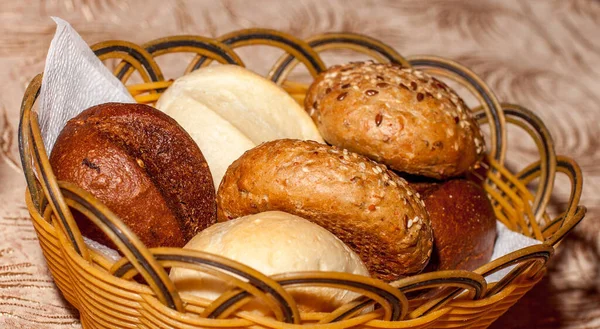 Uma Cesta Cheia Diferentes Tipos Pães — Fotografia de Stock