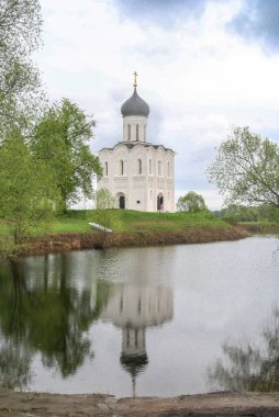 Suzdal, Vladimir Oblast- 13 Mayıs 2012: Nerl Nehri üzerindeki Kutsal Bakire Kilisesi