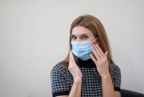 Une Femme Européenne Blanche Portant Masque Médical Protection Intérieur — Photo