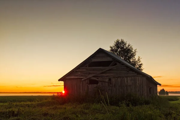 Midsummer Zon Achter Oude Schuur Huis Landelijke Finland Mist Stijgt — Stockfoto