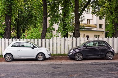 İki küçük araba daraba Tallinn, Estonya tarafından park etmiş. Mükemmel bir uyum içinde siyah ve beyaz.