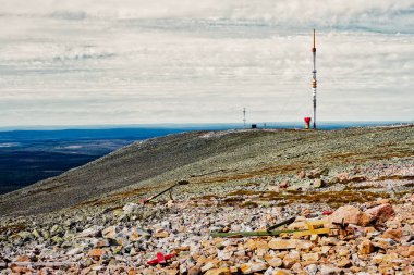 Fin Lapland Yllas fjell üstüne futuristik görünümlü telekomünikasyon Kulesi. Sahne bir bit uninhabitated görünüyor ama biraz çok yüksek kaliteli telekomünikasyon ihtiyacı turist.