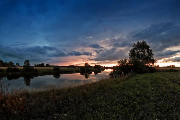 Soarele Apune Frumos Spatele Copacilor Lângă Râu Din Finlanda Rurală — Fotografie, imagine de stoc