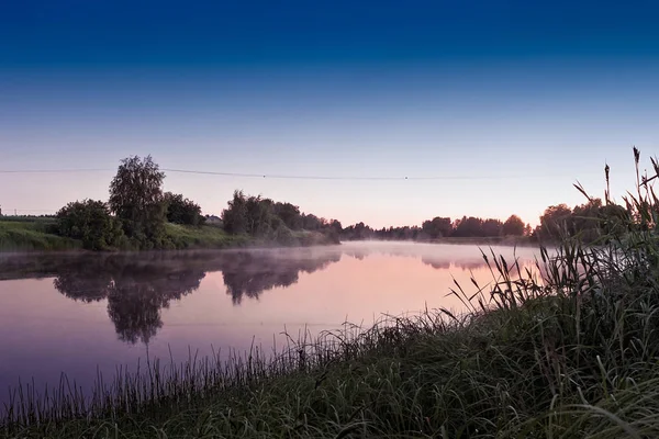 Solen Knappt Går Ner Bakom Horisonten Sommarnatt Flod Finlands Landsbygden — Stockfoto