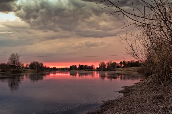 Słońce Zachodzi Zakrętu Rzeki Kolory Chmury Dramatyczne Niebo Czerwony Jest — Zdjęcie stockowe