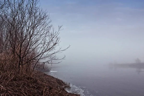 Ciężkich Mgła Wzrosła Nad Rzeką Dzień Wiosny Fińskiej Wsi Prawie — Zdjęcie stockowe