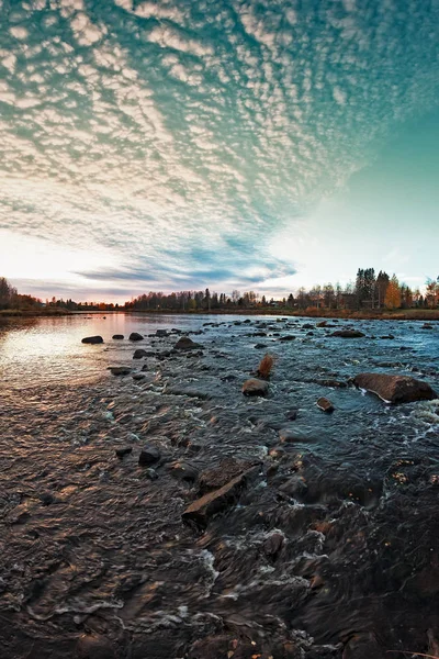 Sole Autunnale Tramonta Sulle Rocce Del Fiume Nella Finlandia Settentrionale — Foto Stock