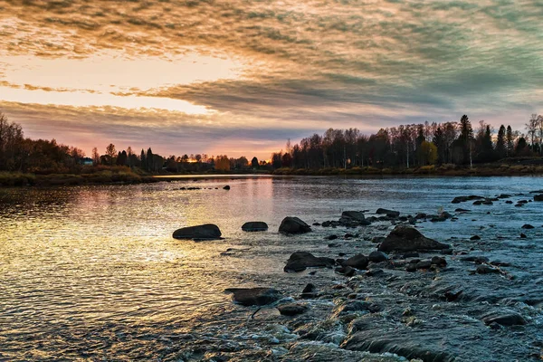 Solen Går Ner Över Klipporna Flod Norra Delen Finland Färgerna — Stockfoto