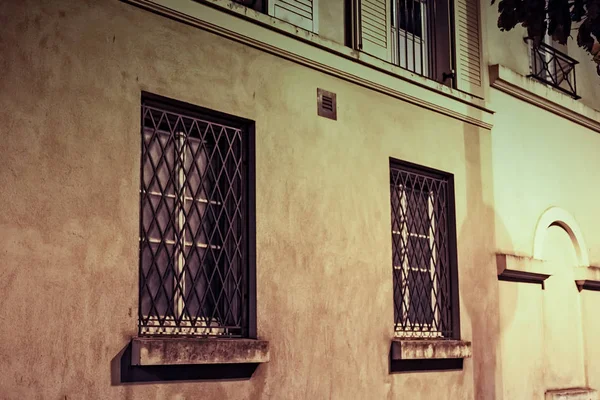 Duas Janelas Uma Parede Uma Noite Outono Serris França Janelas — Fotografia de Stock