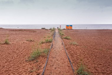 Plaj Kalajoki, Finlandiya soğuk ve rüzgarlı yaz gününde boştur. Sıcak günlerde plaj insanlarıyla dolu.
