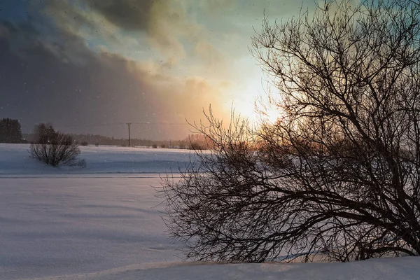 Ηλιοβασίλεμα στην της χιονόπτωσης — Φωτογραφία Αρχείου