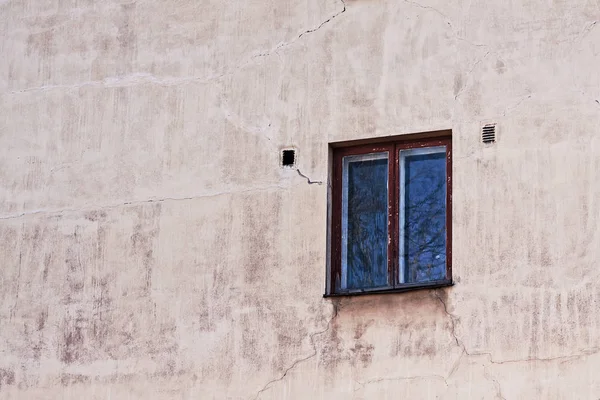 Parede com uma janela — Fotografia de Stock