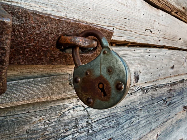 Fechadura velha em uma porta de madeira — Fotografia de Stock