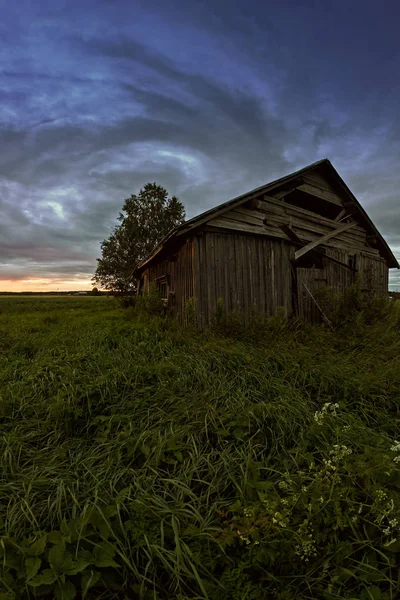Runda moln över ett gammalt Ladugårds hus — Stockfoto