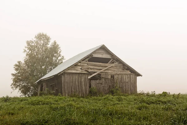 Starý dům ve stodole na mlžné letní ráno — Stock fotografie