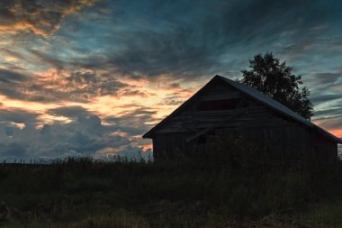 Erken bir sonbahar gecesi nde eski ahır evi