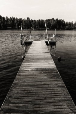 İskele de Ahşap Banklar