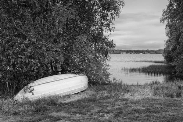 Gammal Plastroddbåt Har Vänts Upp Och Ner Vid Sjö Landsbygden — Stockfoto