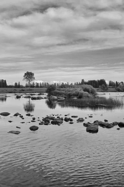 Ένα Ήσυχο Βράδυ Δίπλα Ένα Ποτάμι Στη Βόρεια Φινλανδία Ήλιος — Φωτογραφία Αρχείου