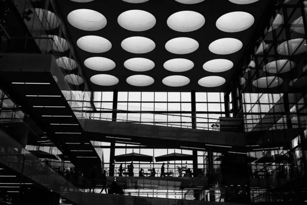 Las Lámparas Redondas Gigantes Iluminan Interior Centro Comercial Oulu Finlandia — Foto de Stock