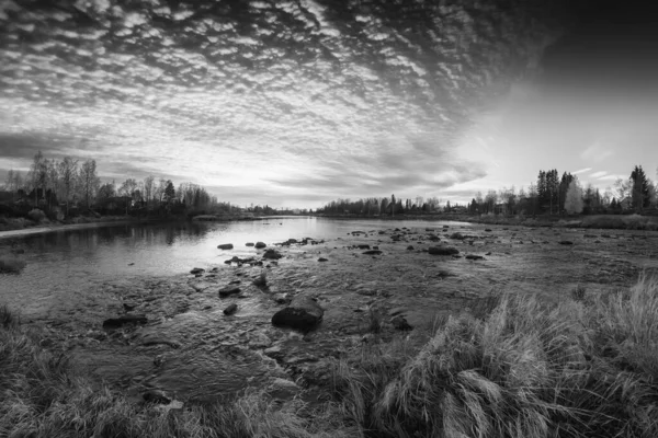 Piękny Jesienny Wieczór Nad Rzeką Północnej Finlandii Jesienne Kolory Świecą — Zdjęcie stockowe