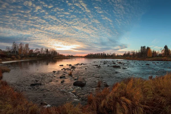 Ein Wunderschöner Herbstabend Fluss Norden Finnlands Die Herbstfarben Leuchten Dramatischen — Stockfoto