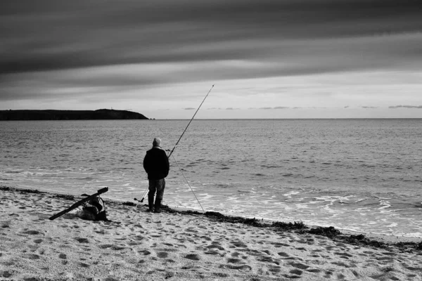 Pêcheur Solitaire Tenant Près Canne Sur Une Plage Cornouailles Angleterre — Photo