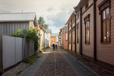 Finlandiya 'nın eski Rauma kentinde bir çift yürüyor. Bölge, insanların gerçekten yaşadığı güzel bir müze alanı..