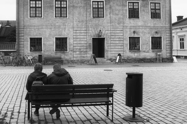 Mladý Pár Sedí Relaxuje Trhu Radnice Historického Starého Města Rauma — Stock fotografie