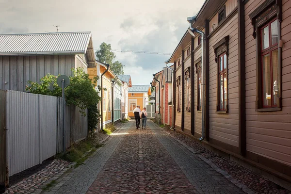 Casal Está Caminhando Cidade Velha Rauma Finlândia Área Uma Área — Fotografia de Stock