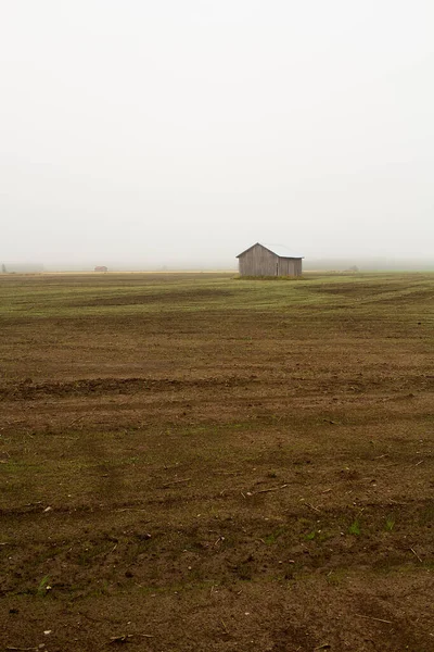 Una Solitaria Casa Graneros Encuentra Los Campos Otoño Del Norte —  Fotos de Stock