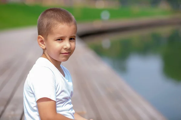 Portret Van Een Kind Buiten Knappe Kleine Jongen Close — Stockfoto