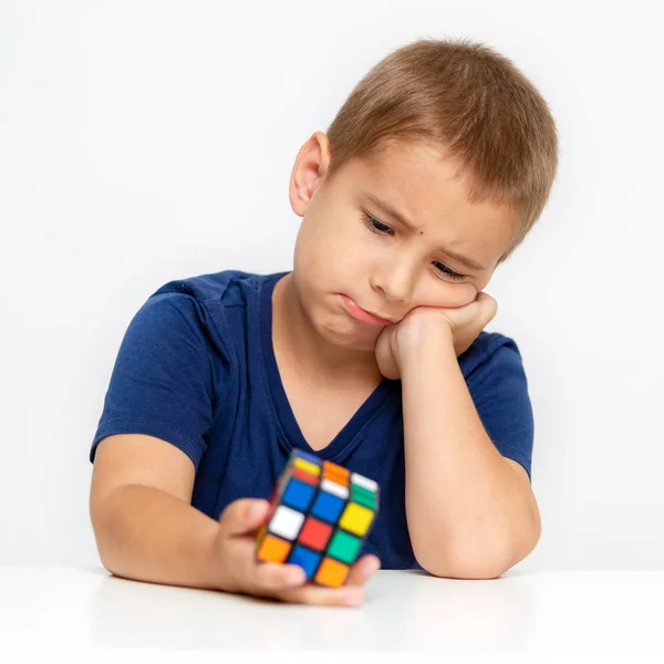 Portrait Enfant Triste Fatigué Garçon Peut Pas Résoudre Problème Cube — Photo
