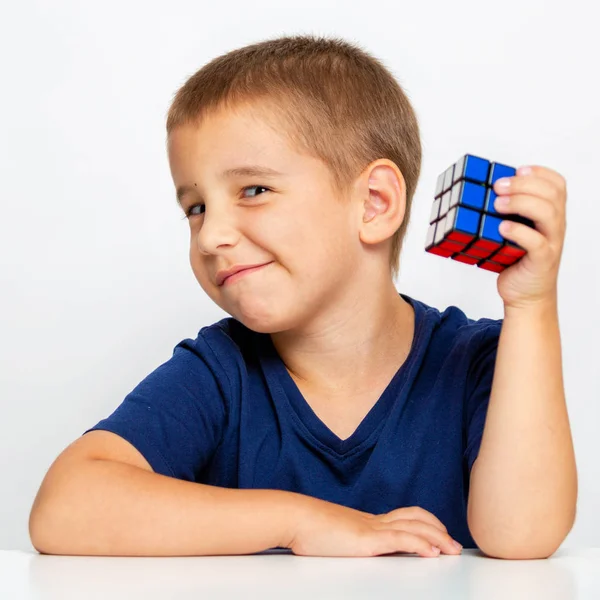 Kluger Junge Das Kind Löste Das Problem Sammelte Einen Würfel — Stockfoto