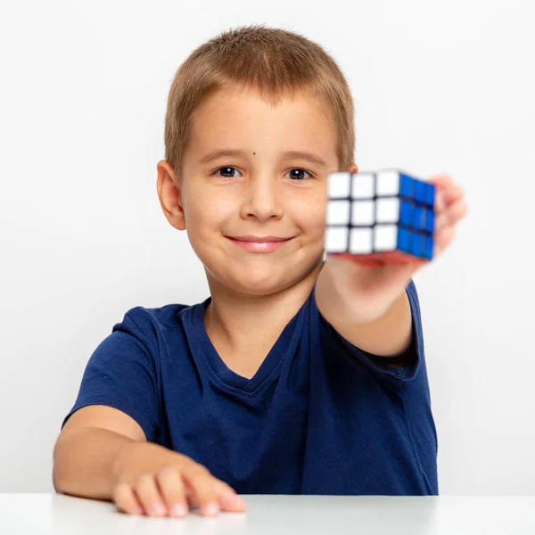 Kluger Junge Das Kind Löste Das Problem Sammelte Einen Würfel — Stockfoto