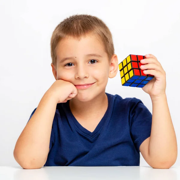 Petit Malin Enfant Résolu Problème Ramassé Cube — Photo