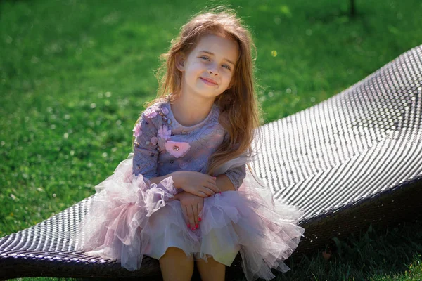 Πορτρέτο Του Ένα Όμορφο Κοριτσάκι Ευτυχισμένο Παιδί Εξωτερικούς Χώρους — Φωτογραφία Αρχείου
