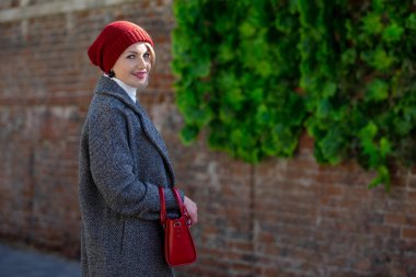 Güzel bir genç gülümseyen kadın açık havada portresi