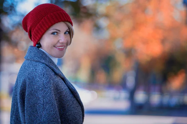 Porträt Einer Schönen Jungen Lächelnden Frau Freien Foto Nahaufnahme — Stockfoto