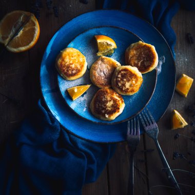 Gıda. Kahvaltı. Cheesecakes portakal ile dekore edilmiş bir tabak içinde