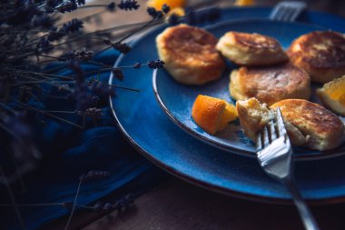 Gıda. Kahvaltı. Cheesecakes portakal ile dekore edilmiş bir tabak içinde