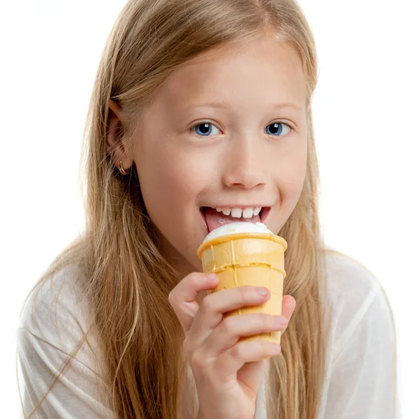 一个愉快的孩子的画像与冰淇淋在白色背景 — 图库照片