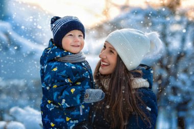 Kadın ve çocuk doğada kış. Mutlu bir aile portresi