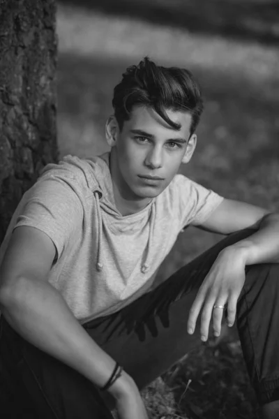 Dışarıda Yakışıklı Bir Gencin Portresi Genç Bir Adam Siyah Beyaz — Stok fotoğraf